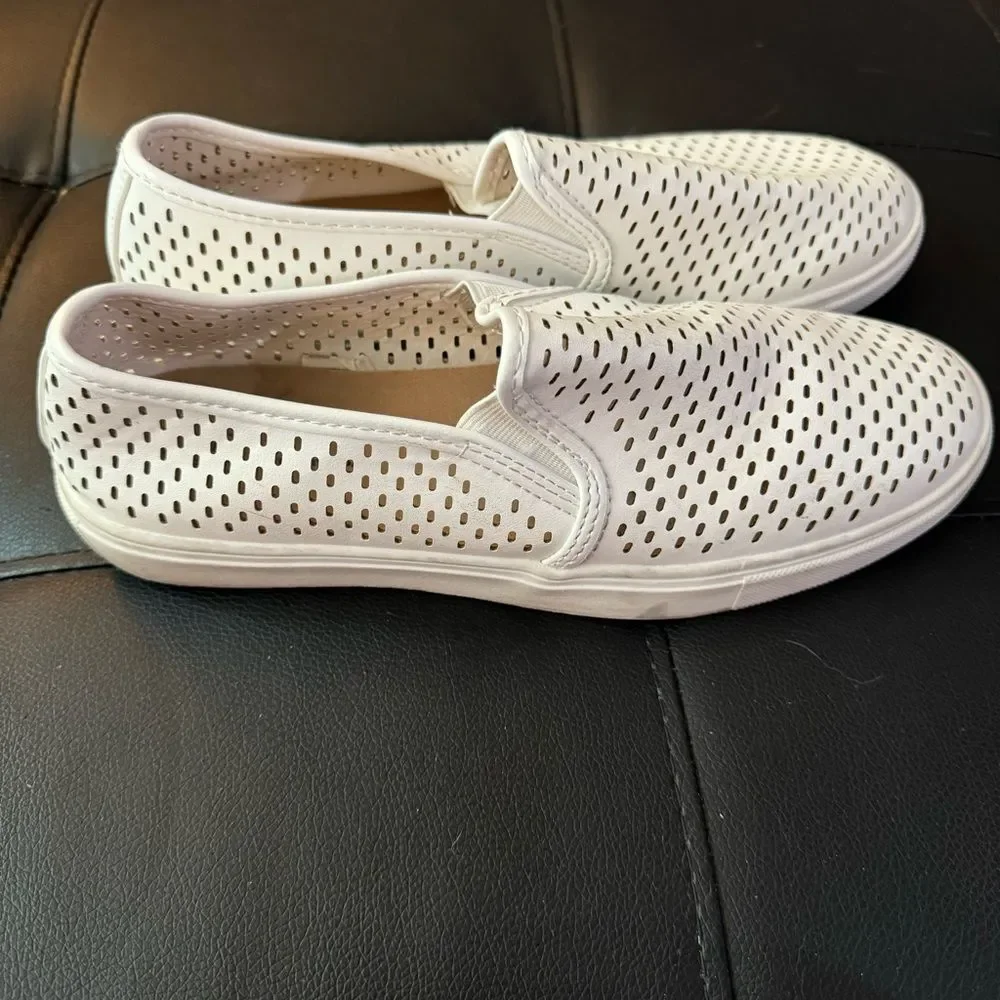Time and Tru Women’s White Slip-On Shoe w/ Memory Foam